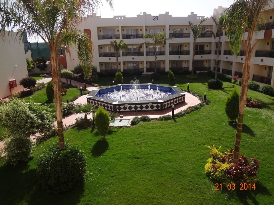 Дворик 38 корпуса - фонтан SUNRISE Royal Makadi Resort