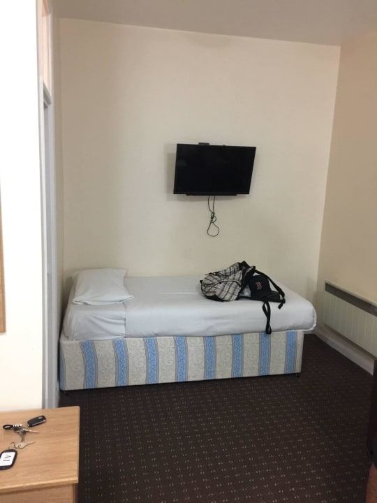 Bett. Da spürt man jede einzelne Feder  Cranbrook Hotel