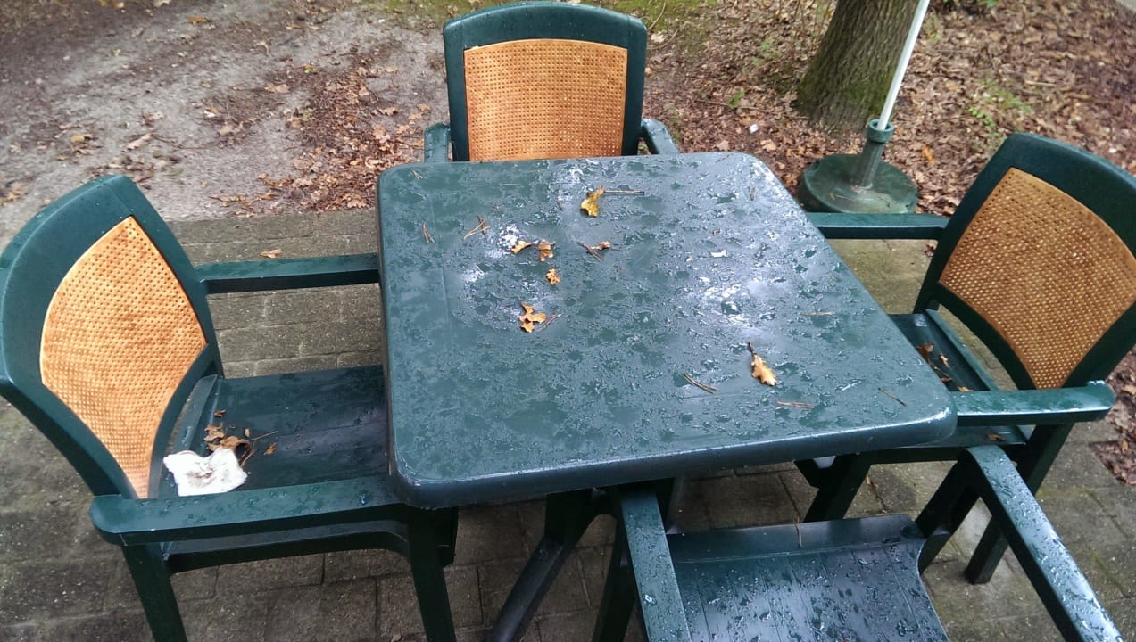 Das soll eine saubere Terrasse sein ? Center Parcs De Vossemeren
