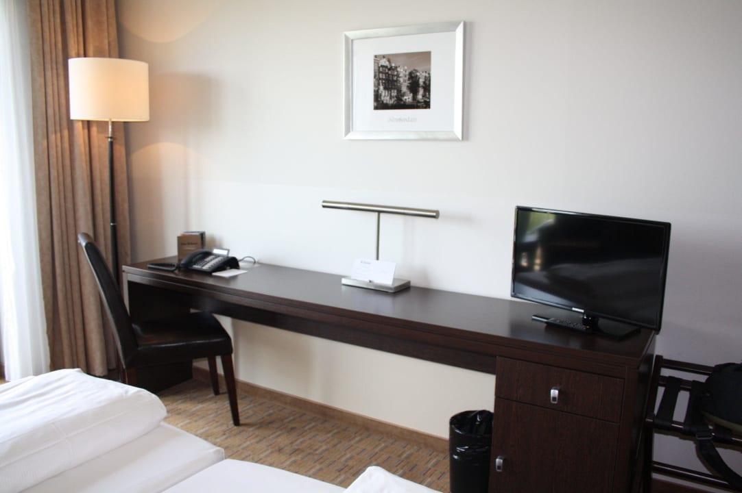 Tisch mit TV elaya hotel hamburg finkenwerder