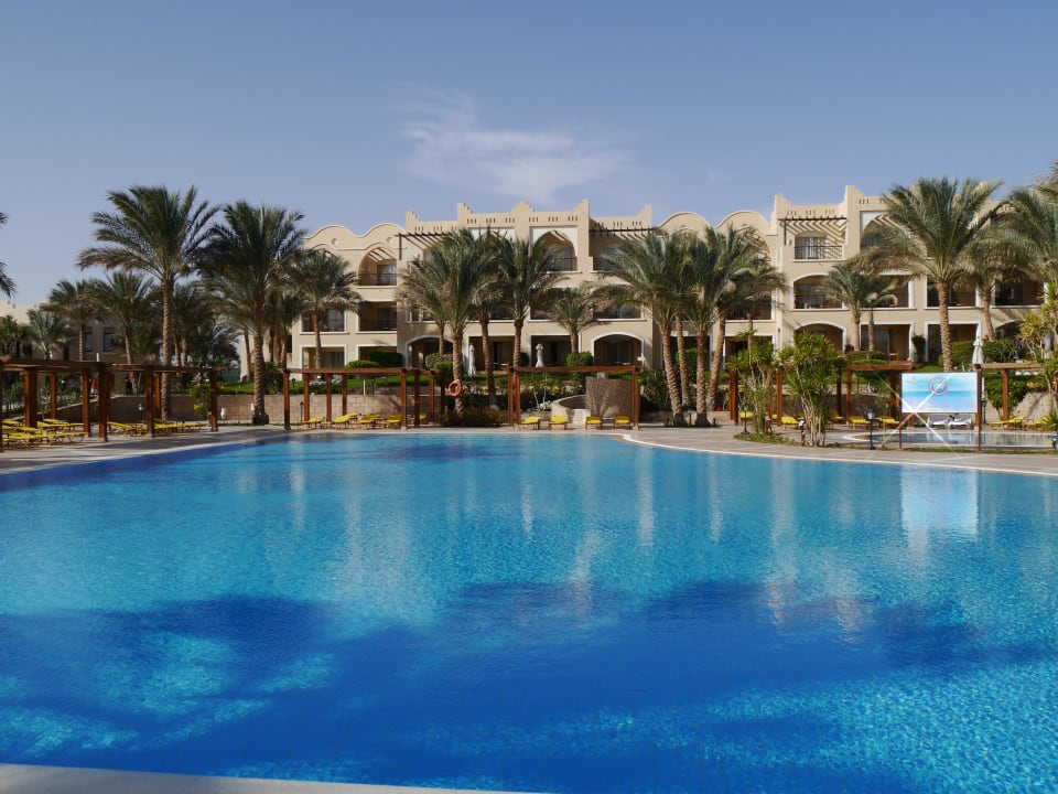 Großer Pool mit großer Terrasse Hotel JAZ Makadi Star & Spa