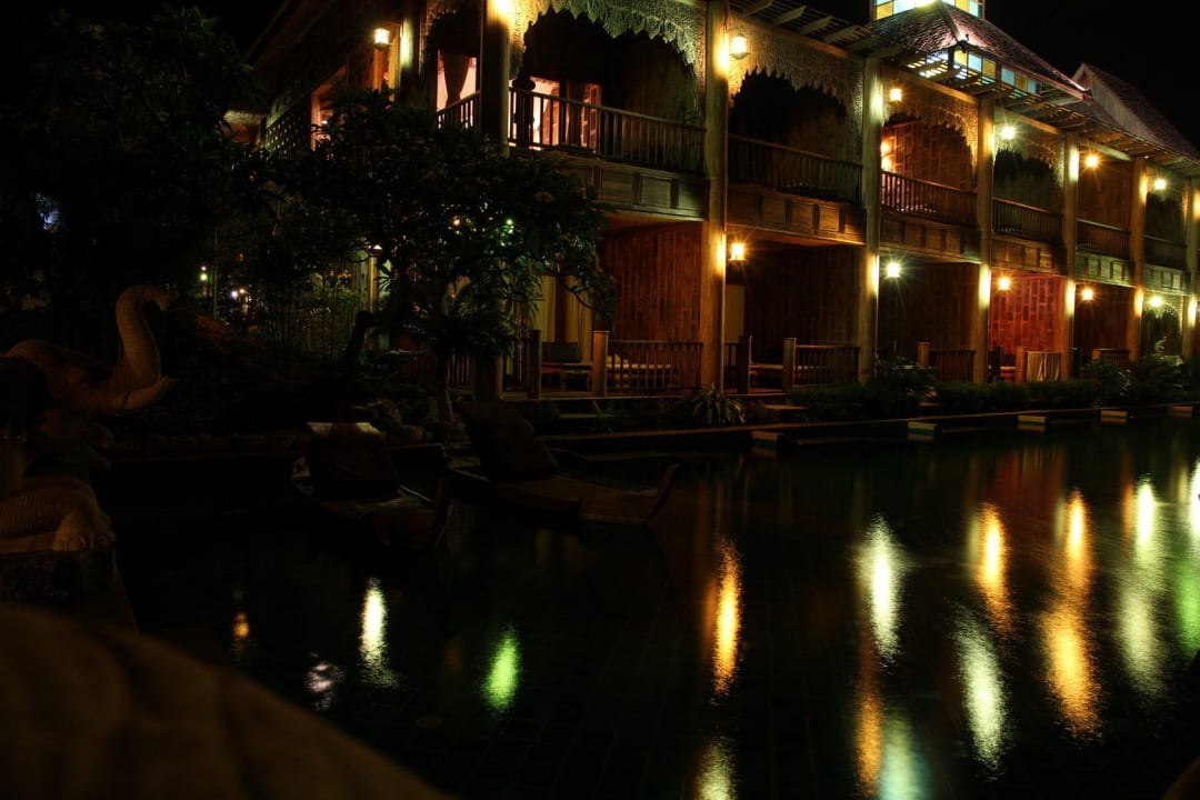 Gebäude mit den Deluxe Supreme Zimmern abends Santhiya Koh Phangan Resort & Spa