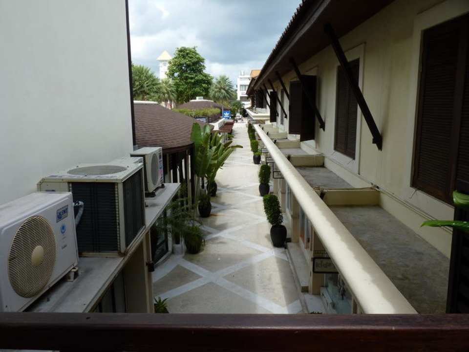 Blick auf die Shopping Zone Iyara Beach Hotel