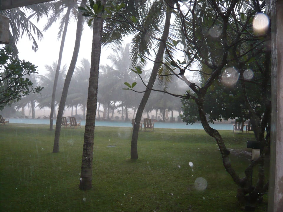 Rain over paradise Hotel Jetwing Beach