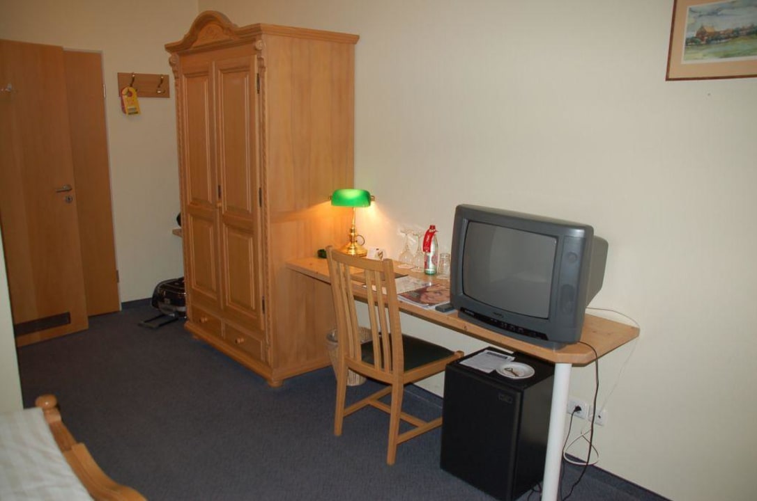 TV, Minibar und Schrank im Standard Doppelzimmer Hotelpark Stadtbrauerei Arnstadt