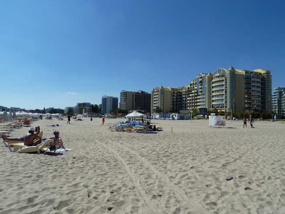 Strand nach links DIT Majestic Beach Resort