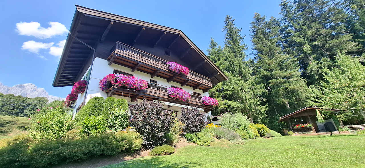 "Ansicht von hinten" Appartements Haus Sonnwend (Ellmau) • HolidayCheck ...