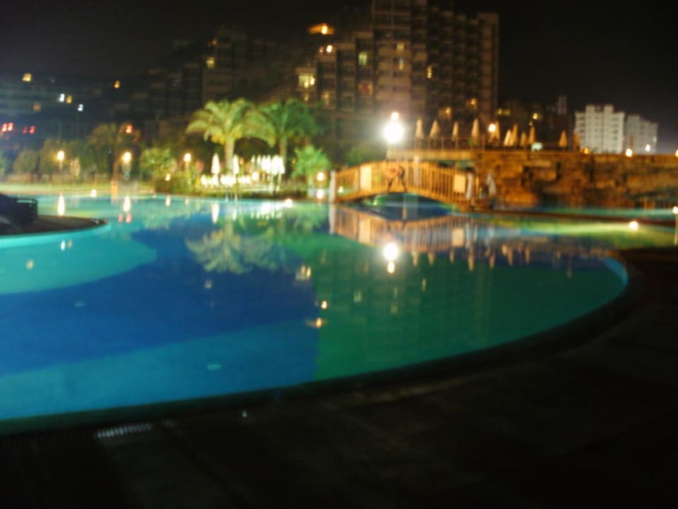 Hauptpool mit Blick auf das Hotel Sherwood Exclusive Lara