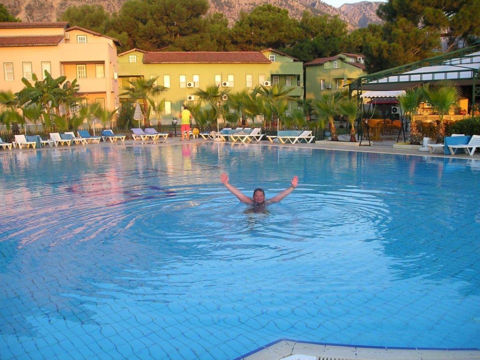 kleiner Pool im Hitergrund Teile der Hotelanlage Crystal Flora Pearl Collection