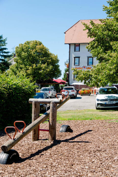Spielplatz neben dem Haus  Gasthof Adler Fohrenbühl