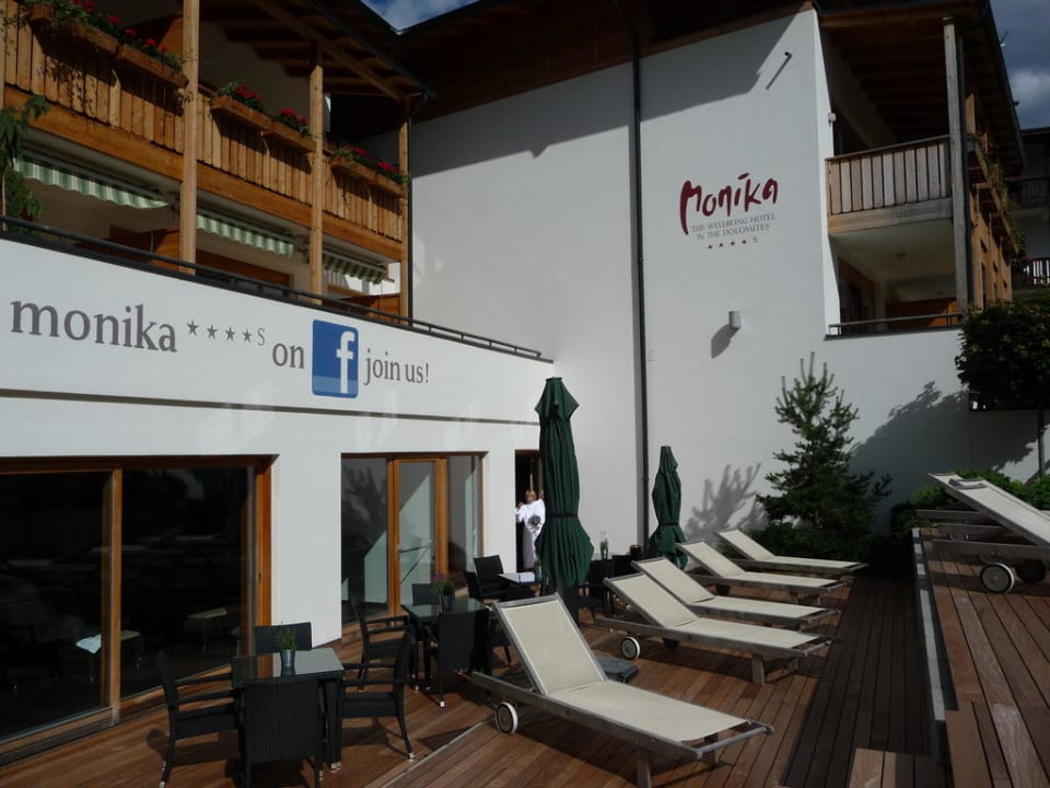 Stufenterrasse vor dem Innenschwimmbad Hotel Monika – great place to be (Im Umbau/Renovierung)