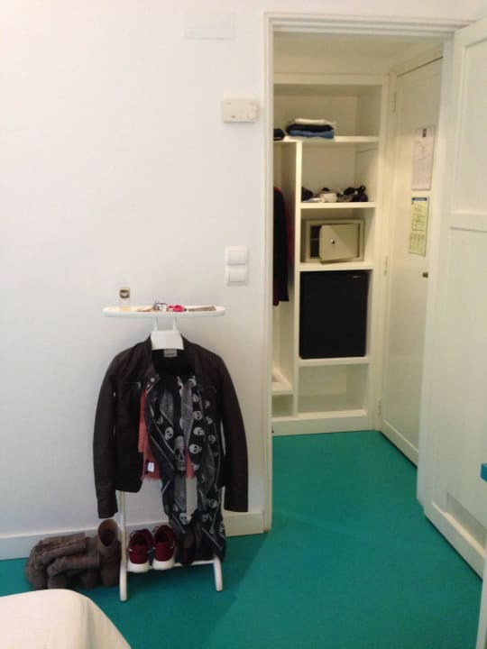 Blick zur Eingangstür/Schrank ibis Styles Lisboa Centro Liberdade