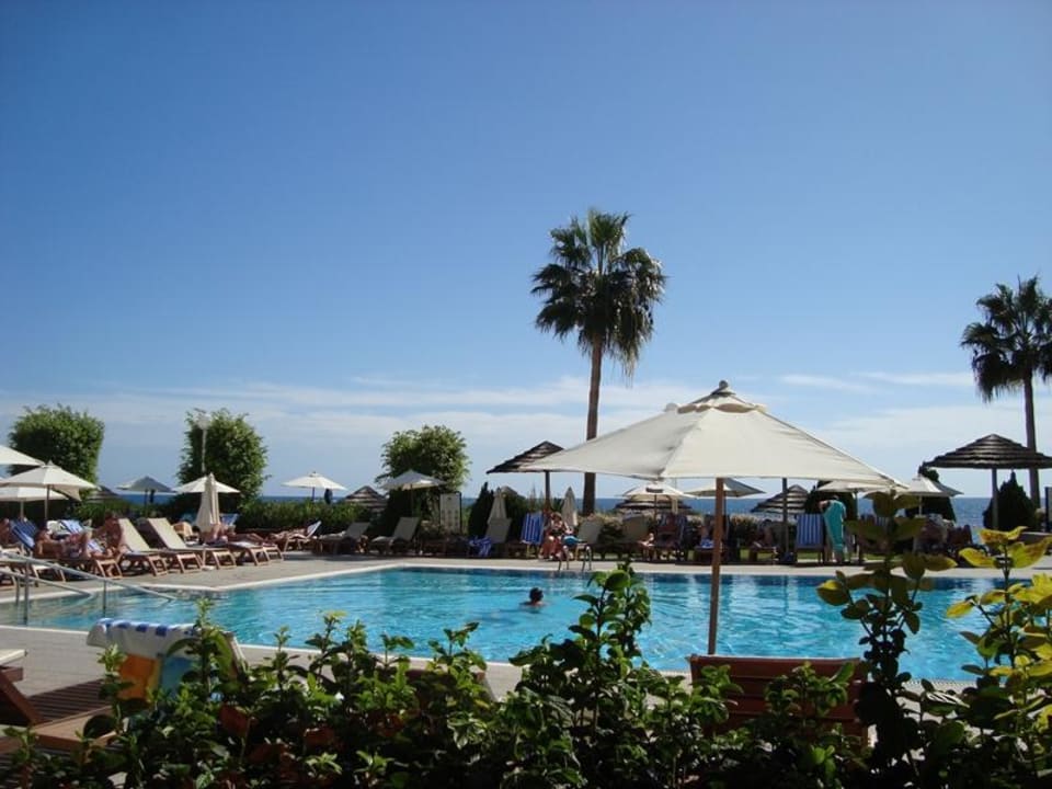 Die Poolanlage am Tag Atlantica Miramare Beach