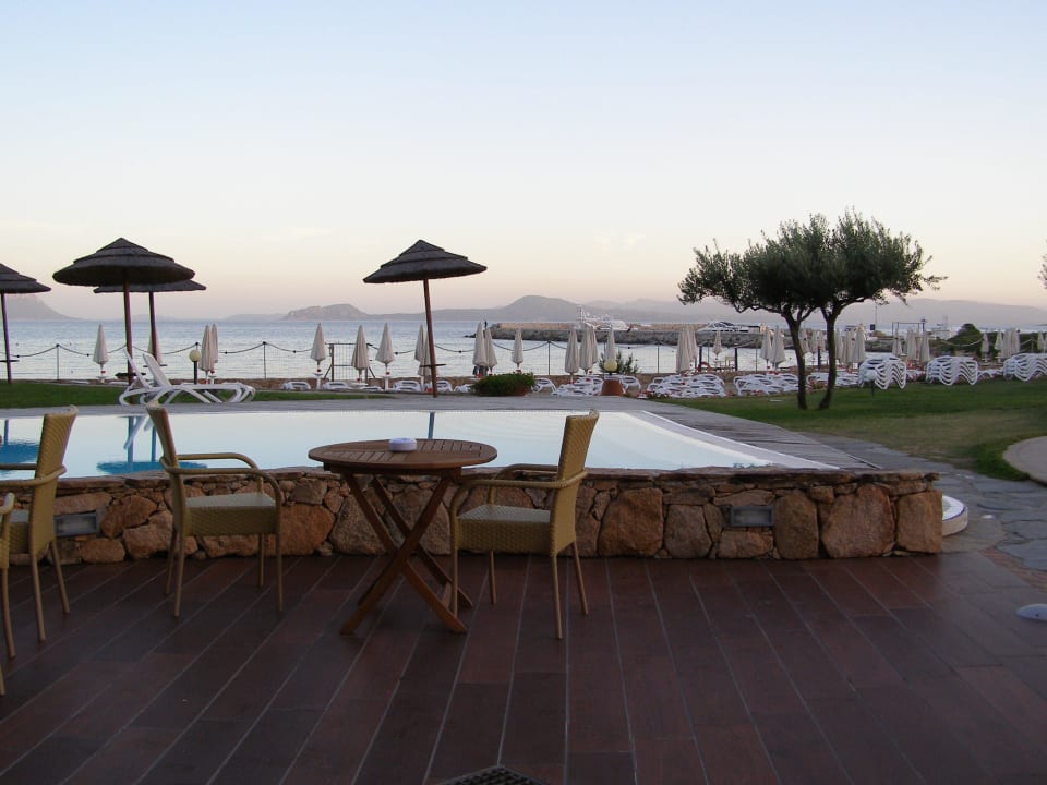 Außenbar mit Blick auf Pool und Strand Appartments Baia Caddinas Clubresidence