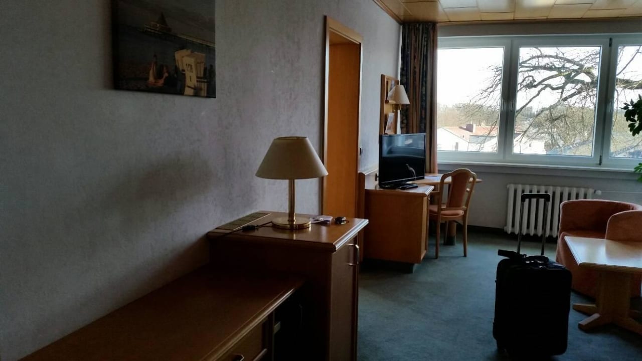 "Wohnzimmer" vom Eingangsbereich aus linke Seite Hotel Wald und See
