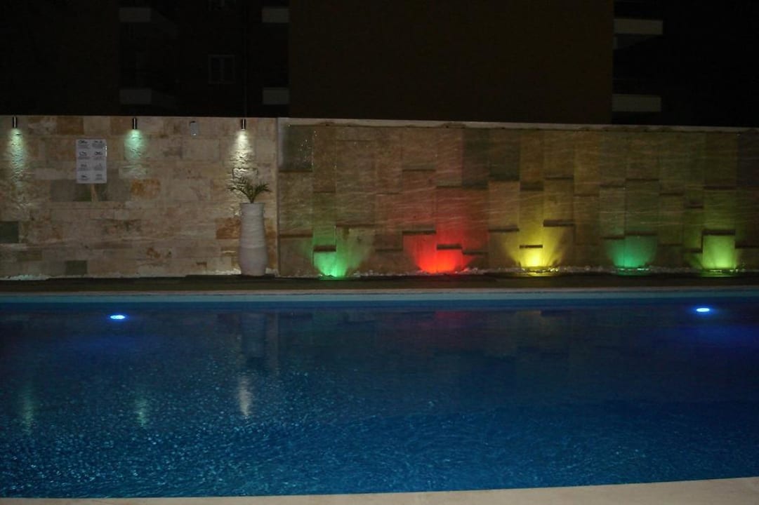 Swimmingpool bei Nacht  Glaros Beach Hotel
