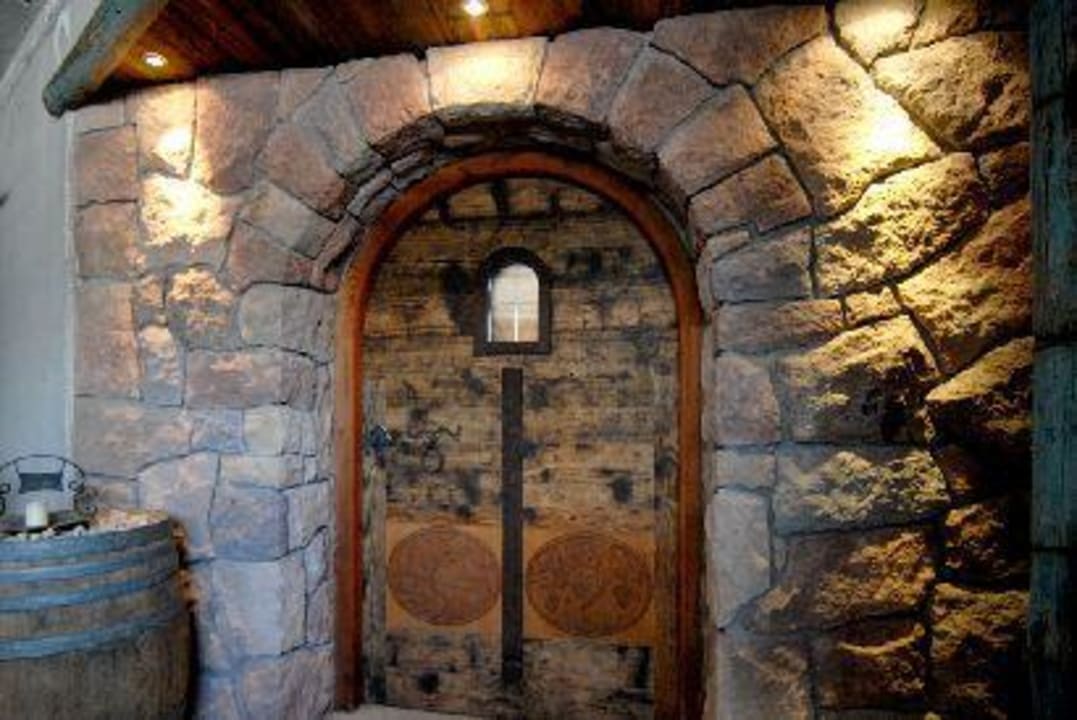 Eingang Weinkeller Traubenhof