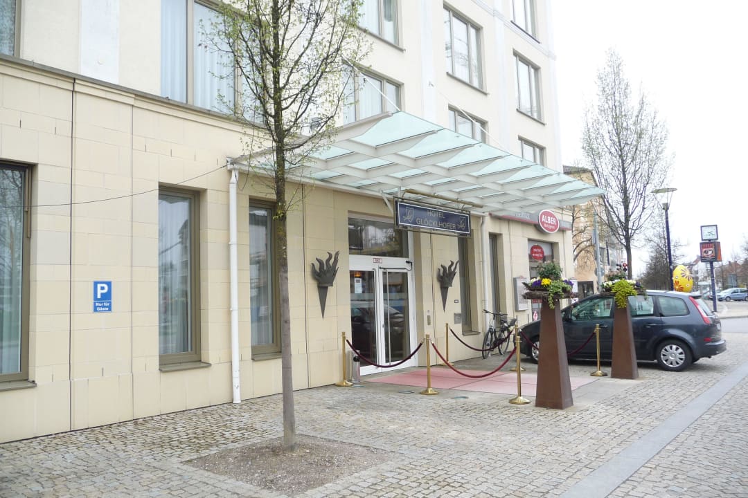 Eingangsbereich mit Parkplätzen Hotel Glöcklhofer