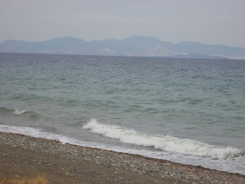 Kiesstrand vor dem Hotel Kipriotis Village Resort