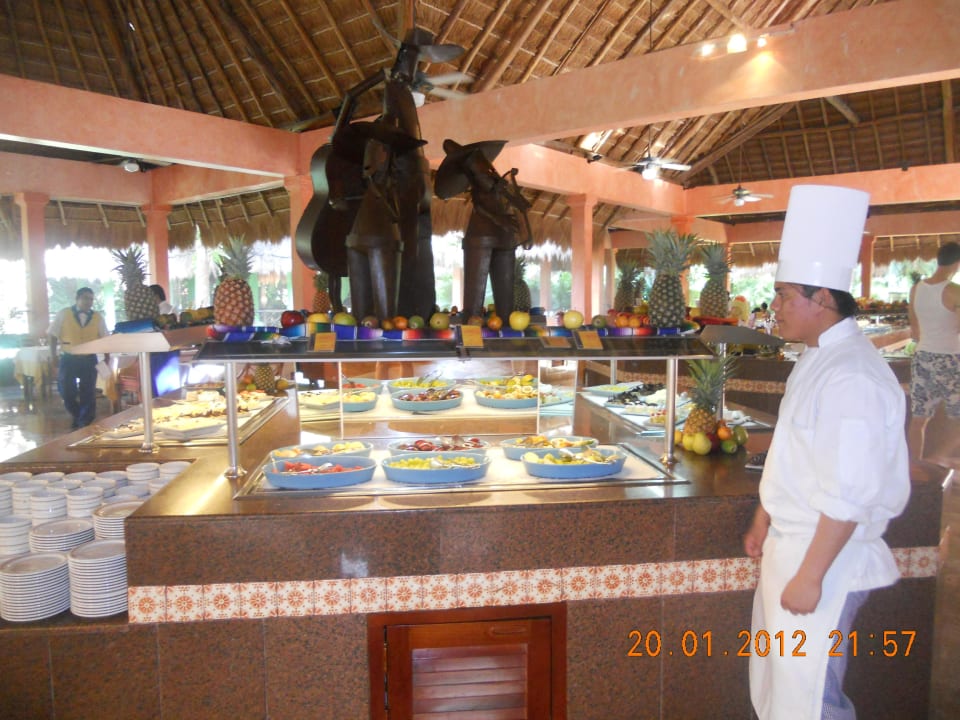 Das Büffet Iberostar Waves Quetzal