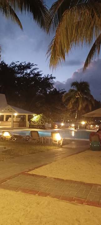 Pool Le Peninsula Bay Beach Resort & Spa