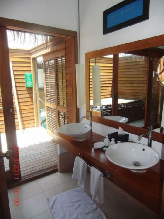 Das Bad in der Watervilla mit Zugang zum Ozean Meeru Maldives Resort Island