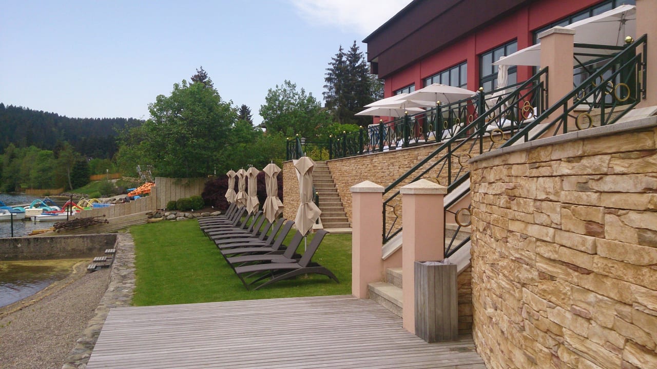 Blick auf die Liegewiese Treschers Schwarzwald Hotel