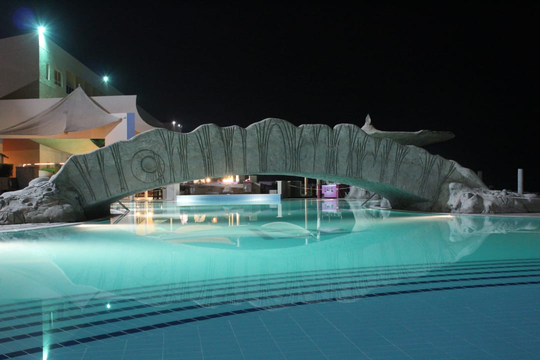 Pool bei Nacht Radisson Blu Resort Fujairah