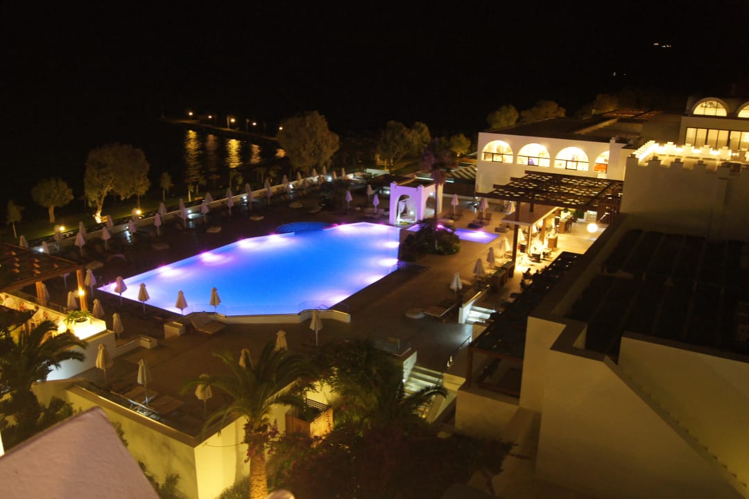 Pool bei Nacht TUI BLUE Oceanis Beach and Spa Resort