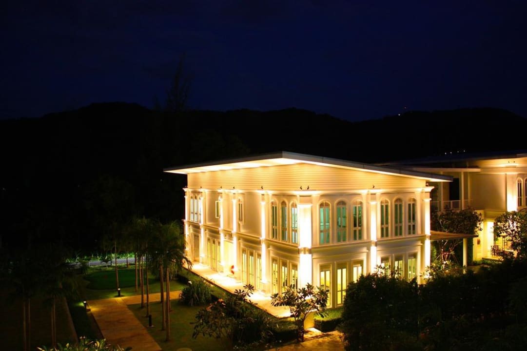 Blick auf den Fitness- und Rezeptionsbereich The Old Phuket - Karon Beach Resort
