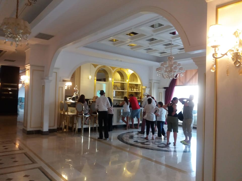 Eine der Lobbybars J'adore Deluxe Hotel & Spa