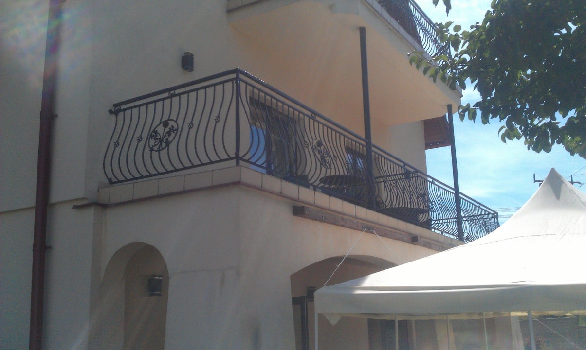 Unser Balkon (immer ein Balkon für zwei Zimmer) Hotel Via Villa