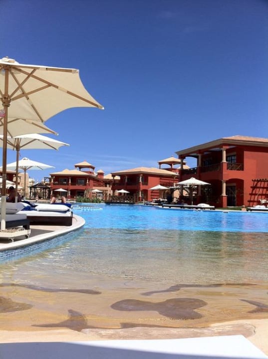 Am Pool mit Blick auf die Hotelanlage Pickalbatros Alf Leila Wa Leila Resort - Neverland Hurghada