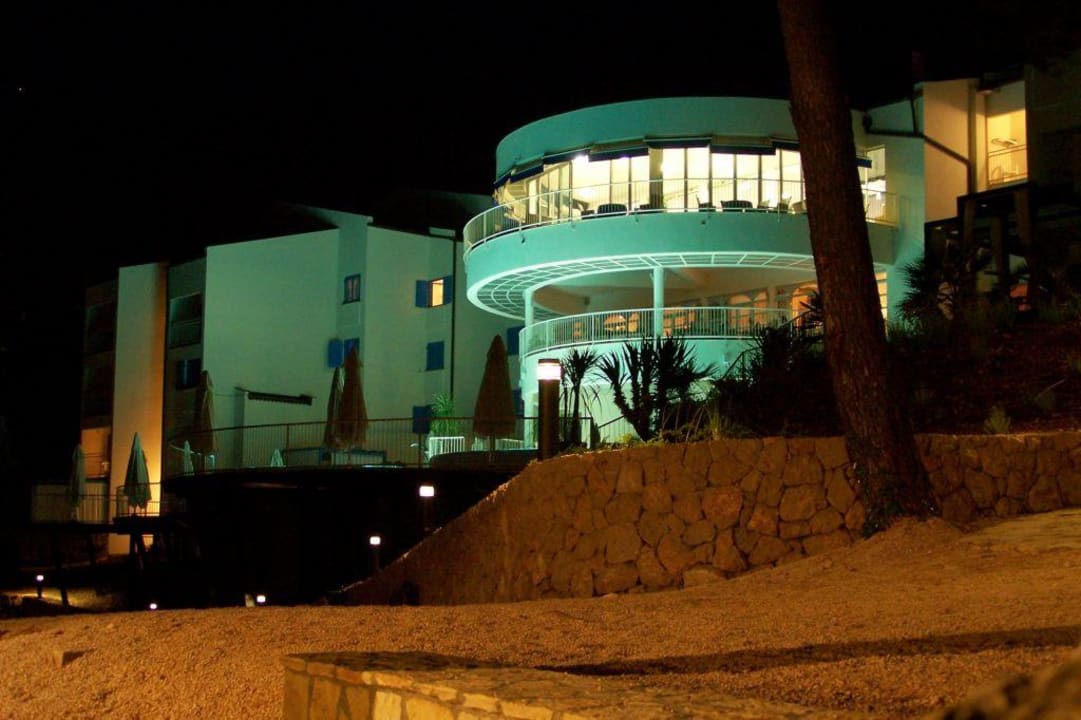 Aussenansicht bei Nacht Sunny Krk by Valamar