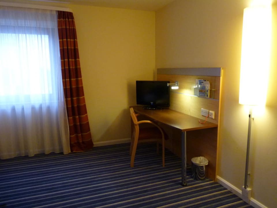Blick auf den Schreibtisch mit Flat-TV Holiday Inn Express London Croydon