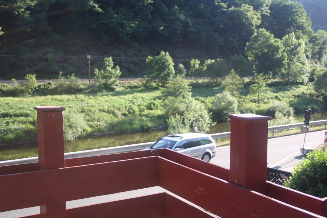 Blick vom Balkon / Straße / Lahn Ferienhaus Lahnblick