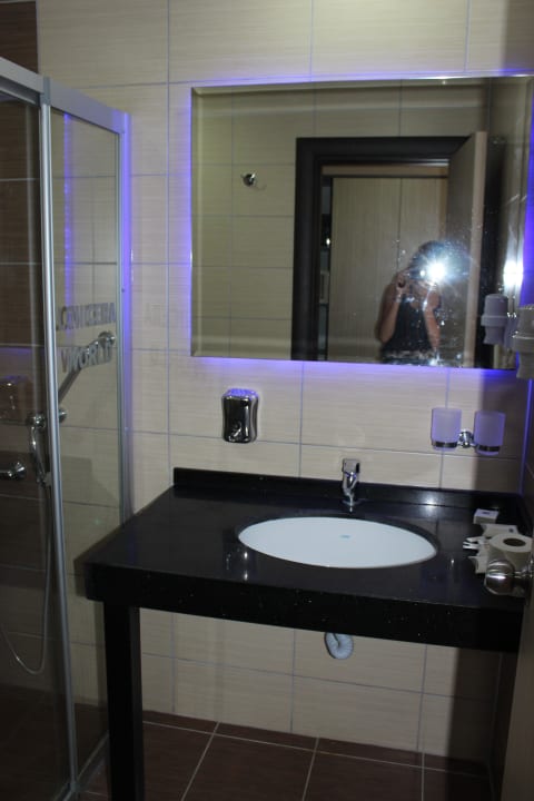Wunderschön und neu! Mit blauem Licht am Spiegel Lonicera Resort & Spa Hotel