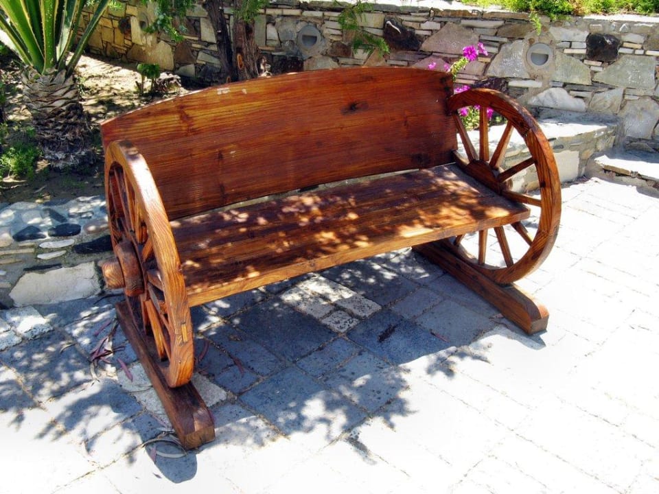 Ruhebank am Hoteleingang Gaia Garden Hotel