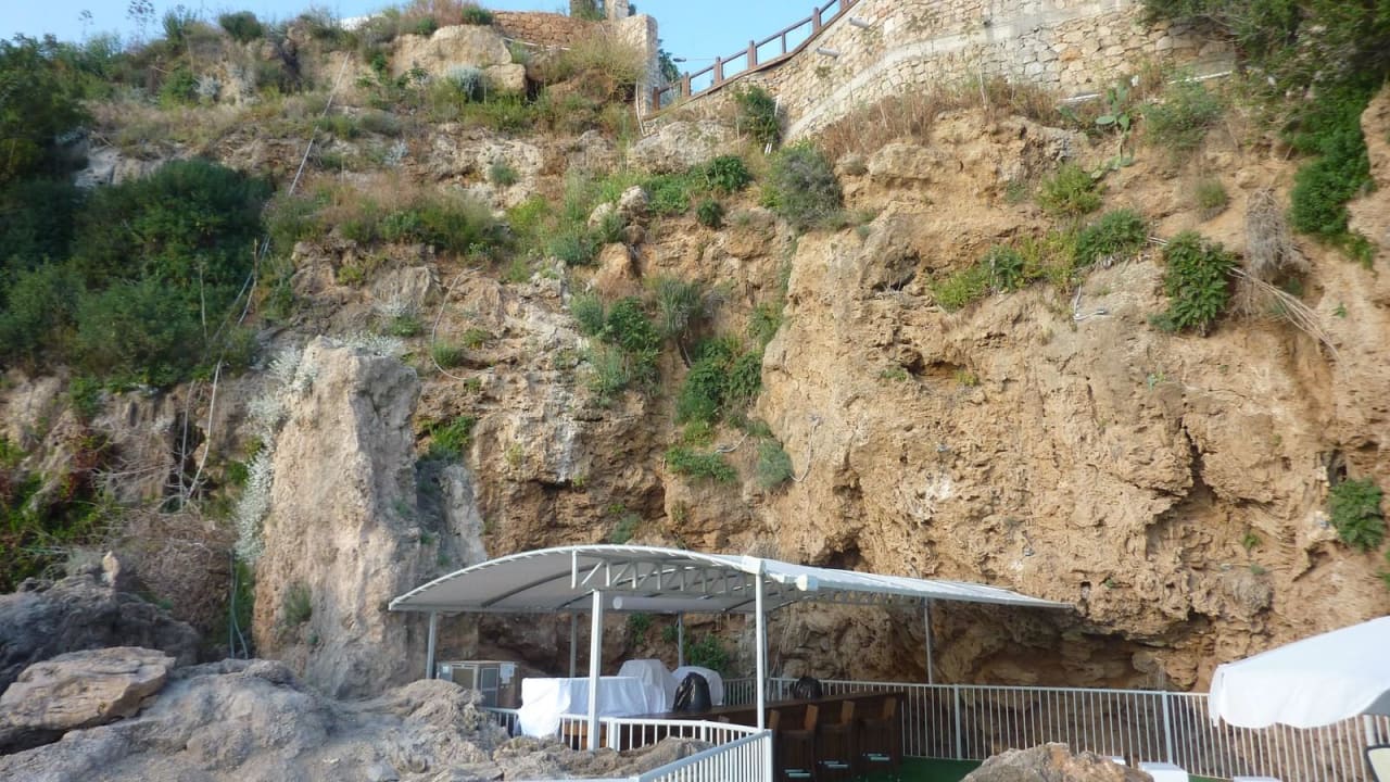 Kleine Minibar im Liegenbereich Ramada Plaza by Wyndham Antalya