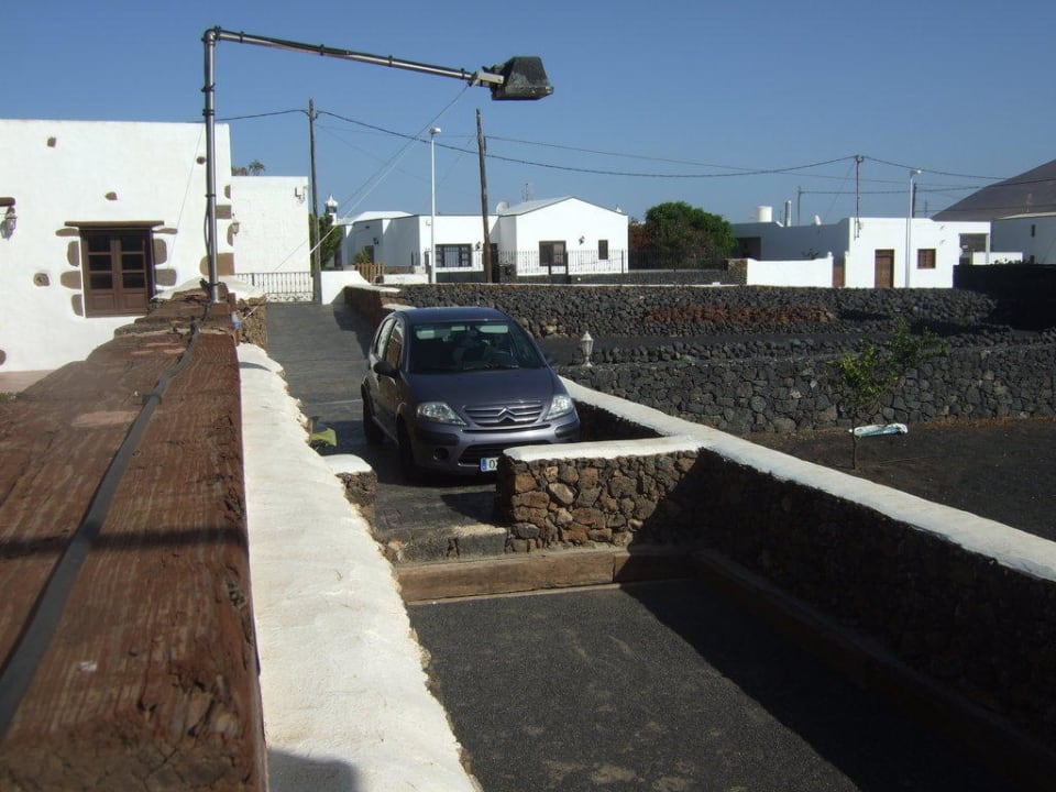 Außenmauer mit abgeschlossenen Parkplatz Hotel El Caserio de Guime