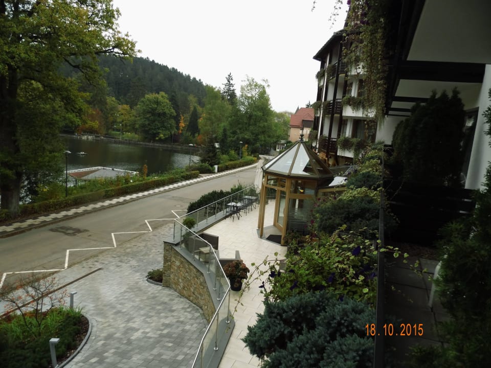 Blick vom Balkon mit Straße Romantischer Winkel RoLigio® & Wellness Resort