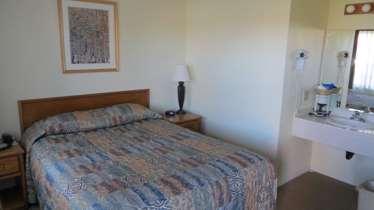 Das Doppelbett füllt das Zimmer fast aus Main Motel An Independent Mag