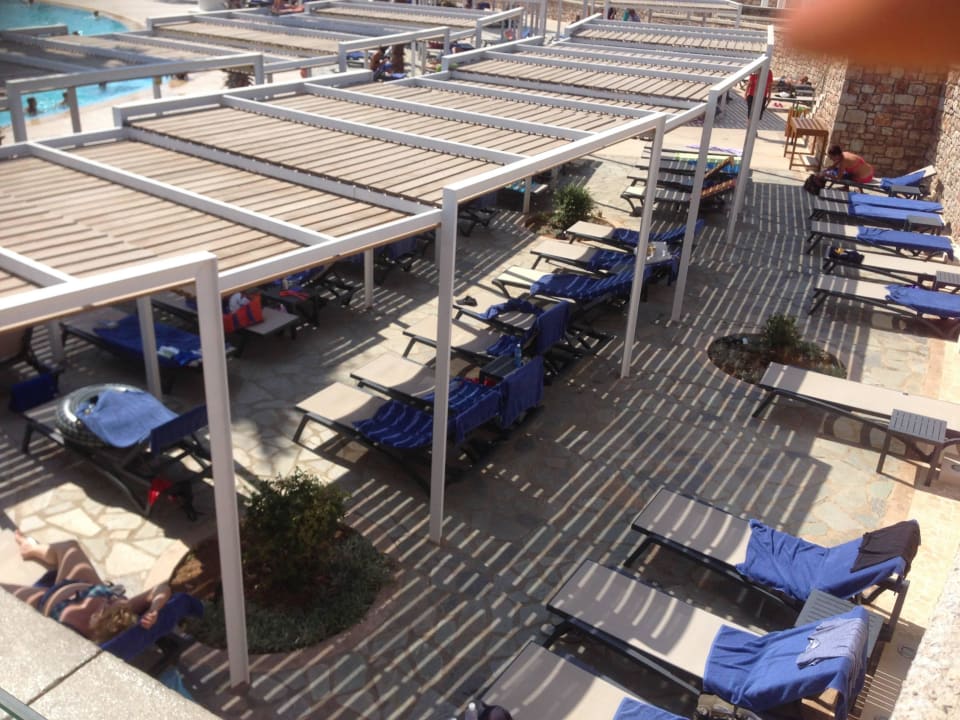 80%der liegen waren belegt mit Handtüchern  Atlantica Plimmiri