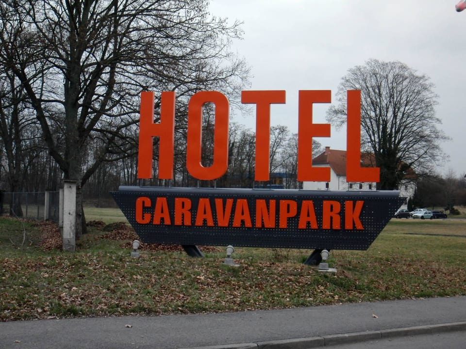 Hinweisschild an der Straße Hotel Speyer am Technik Museum
