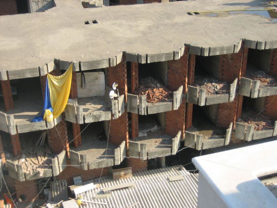 Schöne Aussicht auf die Baustelle gegenüber Side Bay Hotel