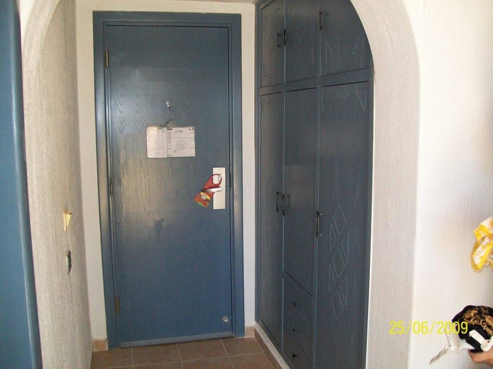 Eingangstür und Käaten im Vorraum SUNRISE Royal Makadi Resort