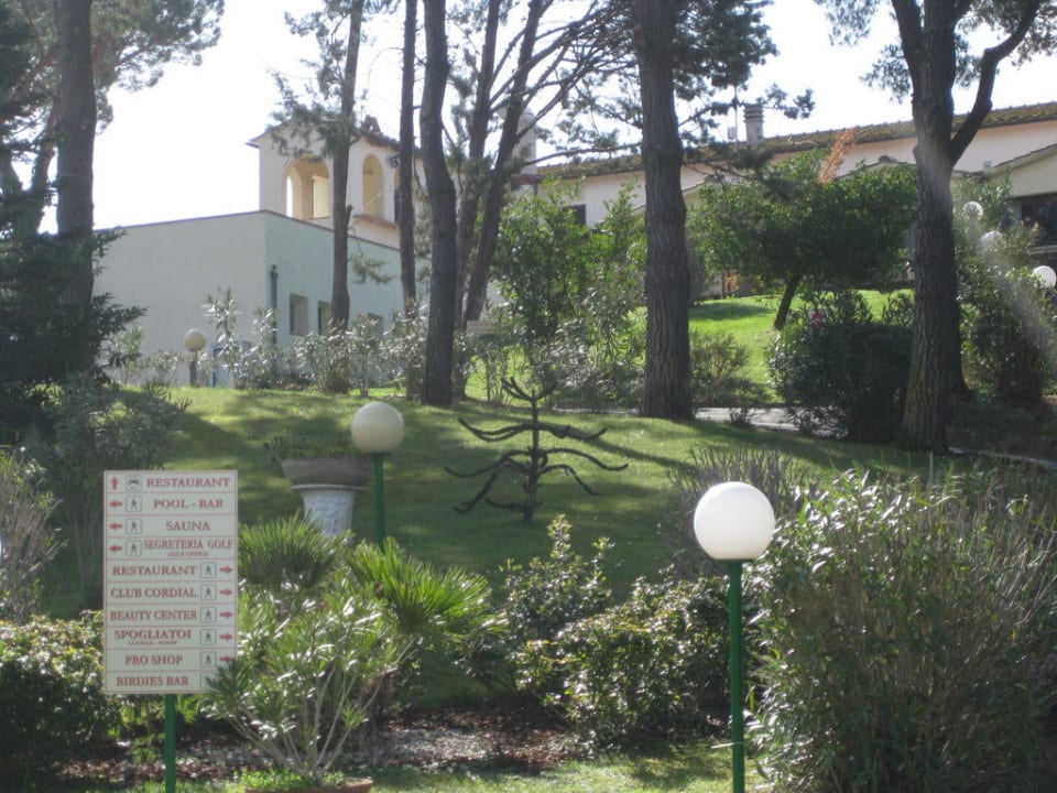 Weg zum Restaurant Il Pelagone Hotel & Golf Resort Toscana