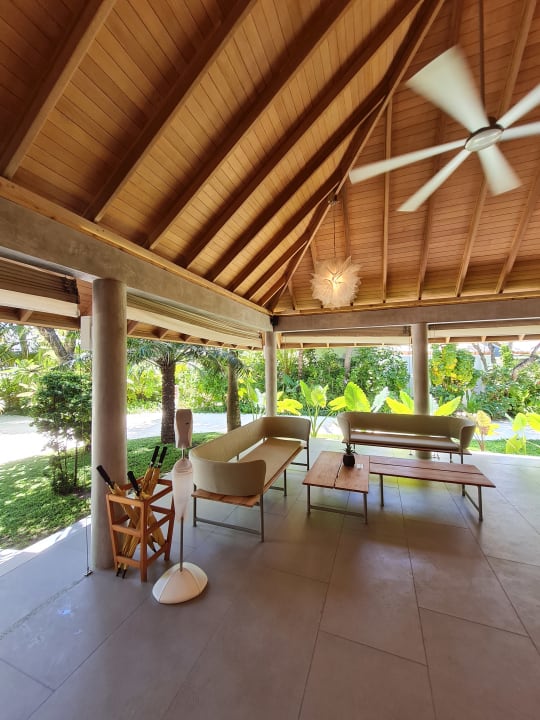 Lobby Outrigger Maldives Maafushivaru Resort