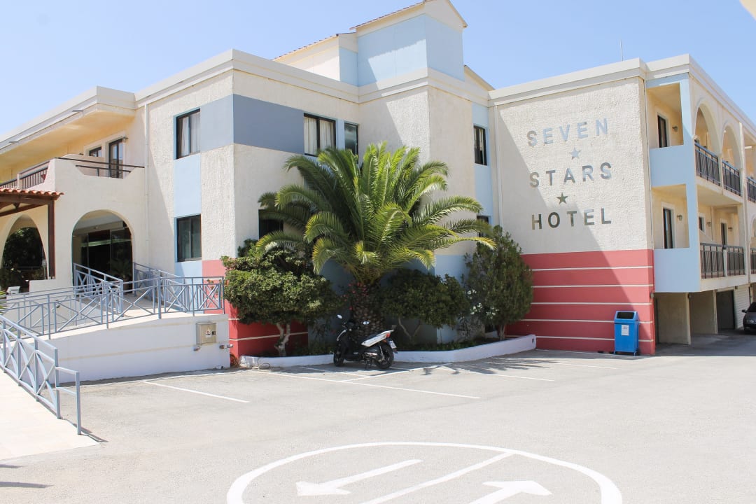 Hotel Frontansicht. Eingang u. Parkplatz Hotel Seven Stars