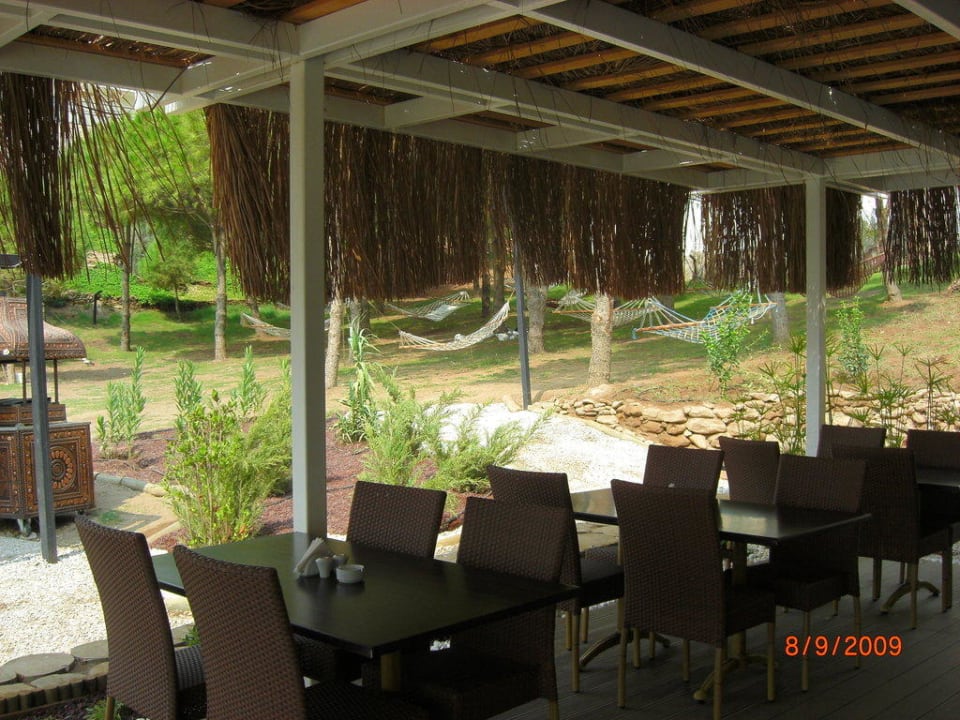 Fischrestaurant am Abend, tagsüber Bar Aria Claros Beach & Spa Resort